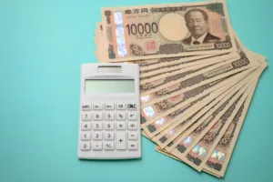 在留資格の更新手数料が引き上げに｜2026年度中に3〜4万円へ