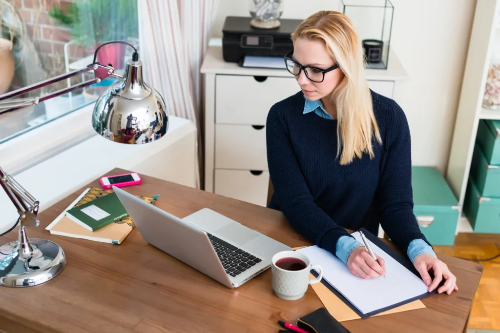 外国人は副業OK？在留資格別の制限と資格外活動許可の方法を解説