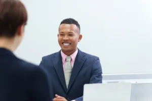 外国人の採用面接ですぐに使える質問例や注意点をご紹介。面接後に必要な手続きもあわせて解説